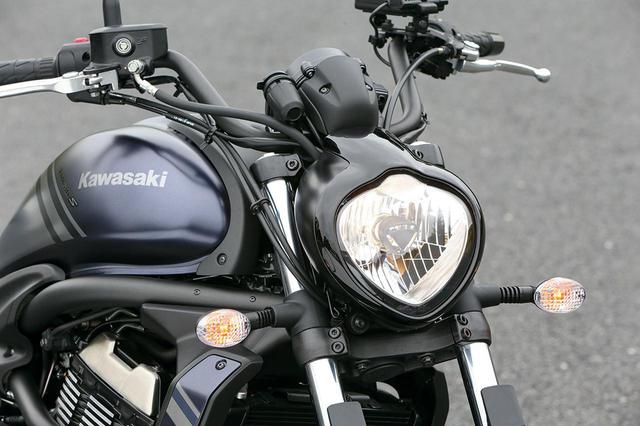 画像: 非常に印象的なマスク。クルーザーのジャンルにとらわれない、異形デザインのヘッドライトがカワサキらしい個性を強調している。