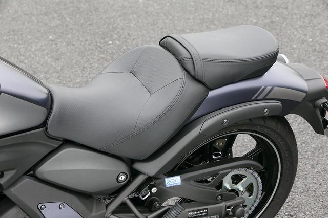 画像: シートは前後分活式で、着座感に優れホールド性が高いライダーシートとコンパクトな座面のパッセージシートの組み合わせ。