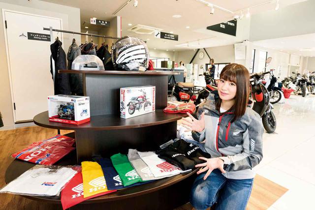 画像: 1台ずつゆったり見やすく車輌が展示されています。「お客様にくつろいでいただけるように」と、中庭を眺められる畳敷きの休憩スペースも。今回、用品コーナーで梅ちゃんが気になったアイテムは、カラー展開豊富なホンダウイングマークのTシャツでした。