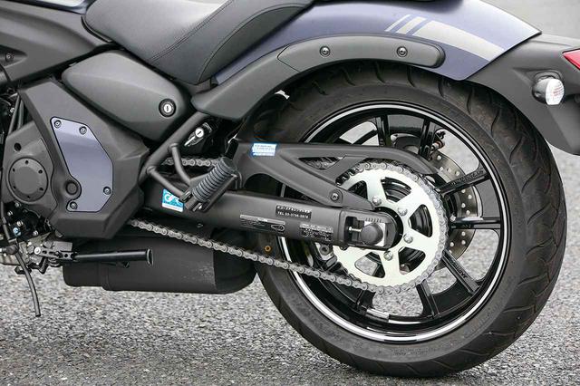 画像: Z650などと同様に、リアショックは車体右側にオフセットマウント。スイングアームのピボット部下に見えるのは排気チャンバー。