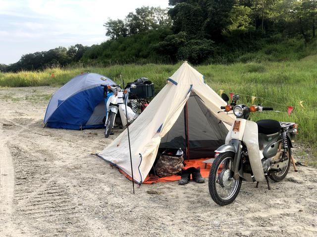 画像: 駐車場にテント設営。これまで体験したことないレベルで地面が固いので鍛造ペグと強いハンマー必須だぞ。