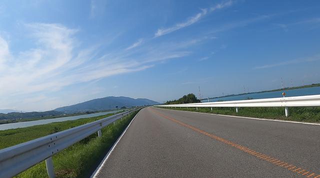 画像: 左右に川があるのわかるかな。右が長良川、左が揖斐川。道も空いてて最高。