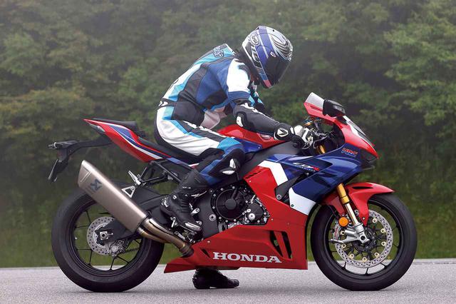 画像: ホンダ「CBR1000RR-R FIREBLADE SP」ライディングポジション・足つき性