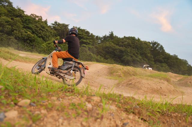 画像: ミニモトコースを走る若林。テーブルトップはもちろん飛ばない。登って、降りる。登山ですな。