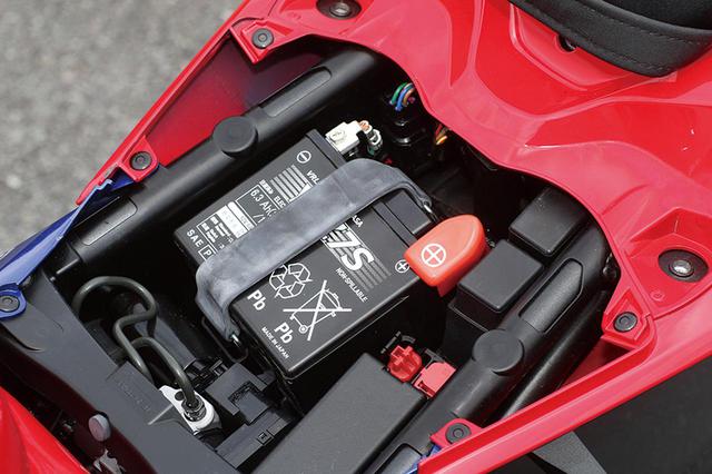 画像: バッテリーはシールドタイプのYTZ7S。小型ではあるが、リチウムイオンより重い。