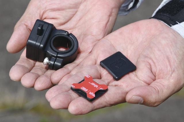 画像: Φ22.2㎜のハンドル用ホルダーと、貼り付け式アダプター2個が同梱。どちらも小さくて目立たない。