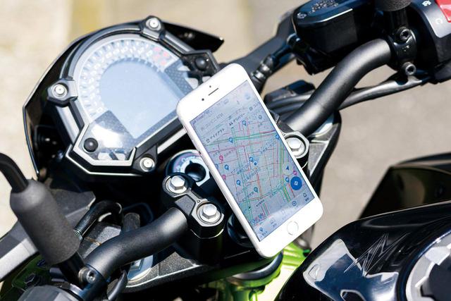 画像: スマホ取り付け状態ではホルダー部は一切見えないのでハンドル回りがゴチャ付かないこともメリットだ。