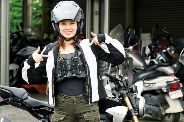 画像: オプションでヘルメットやグローブ、ライディングジャケットを借りること(有料)も可能。嬉しいことに胸部プロテクターは無料で貸出してくれる。