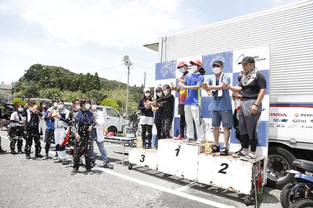 画像: レース後は結果発表です!表彰台ではシャンパンブシャーが出来ますよ!!!