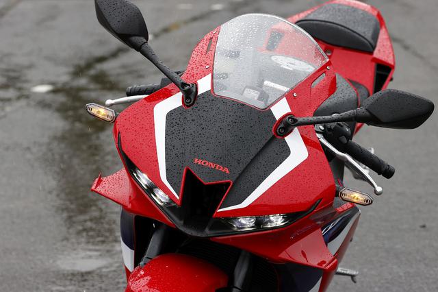 画像: CBR1000RR-Rと形状は違いますが、ついにウィングレットを標準装備! 1000RR-Rオーナーならば、もうウィングレットの効果の大きさを知っていますね