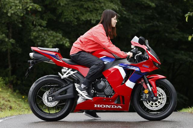 画像: 梅ちゃんにまたがってもらいました 車格は従来モデルと変わらない感じです