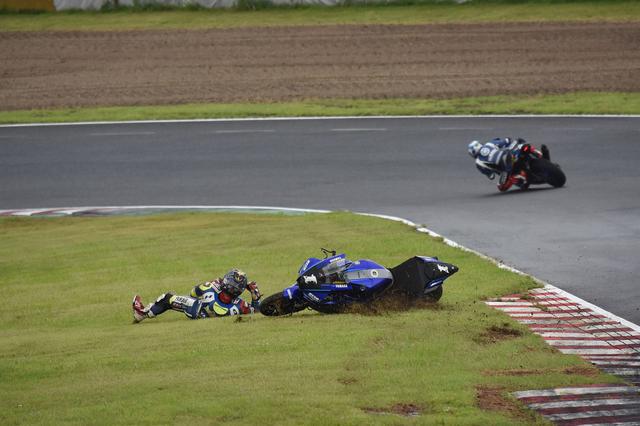 画像: 絶対王者の開幕戦は2周目の2コーナーで終わってしまいました 右肩をちょっと痛めたようです