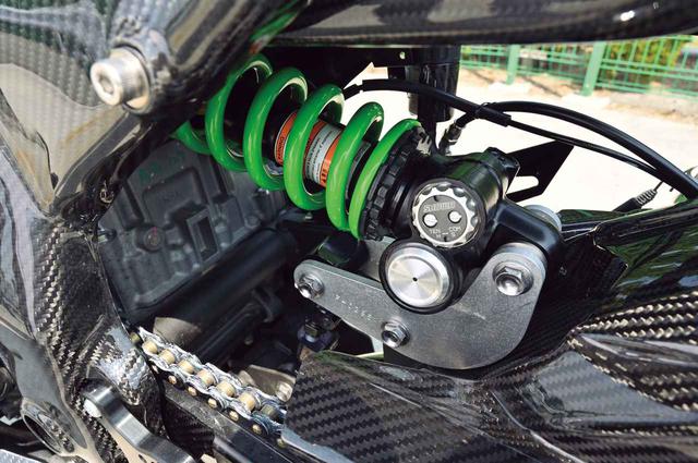 画像: リアサスはZX-10R用の純正ショックを移植。リンクプレート下には車高調整用のロッドが備わっている。