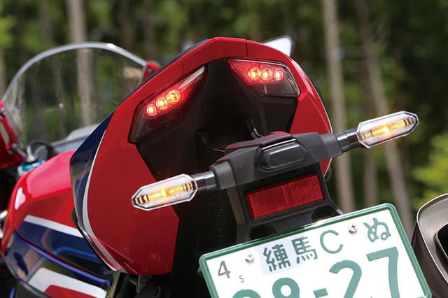 画像: ナンバーステーは着脱可能な形状。LEDテールランプは最小限のサイズとされ、デザインより機能重視であることが見て取れる。