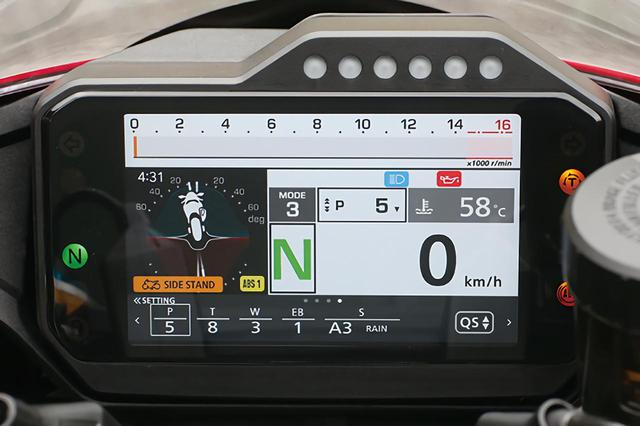 画像: 左の仕様で、IMUからの車両情報をもとにバンク角などの状況を図で表示する。