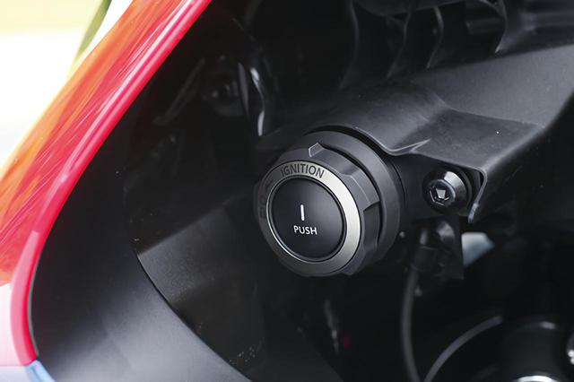 画像: センターラムエアを採用した関係で、イグニッションスイッチは車体左側に移動。スマートキー採用でボタン式となっている。
