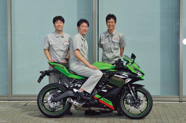 画像: 山本哲路 氏(開発リーダー、中央) 川崎重工業 モーターサイクル&エンジンカンパニー 技術本部 第一設計部 第三課 山東雅弥 氏(車体設計、左) 川崎重工業 モーターサイクル&エンジンカンパニー 技術本部 第二設計部 第三課 野崎浩司 氏(開発ライダー、右) 株式会社ケイテック ケイテック実験部 製品評価課