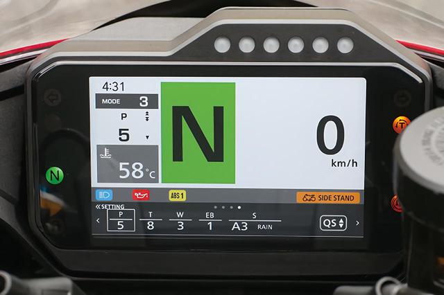 画像: タコメーター表示をなくし、ギアポジションと速度を優先表示。市街地向き。