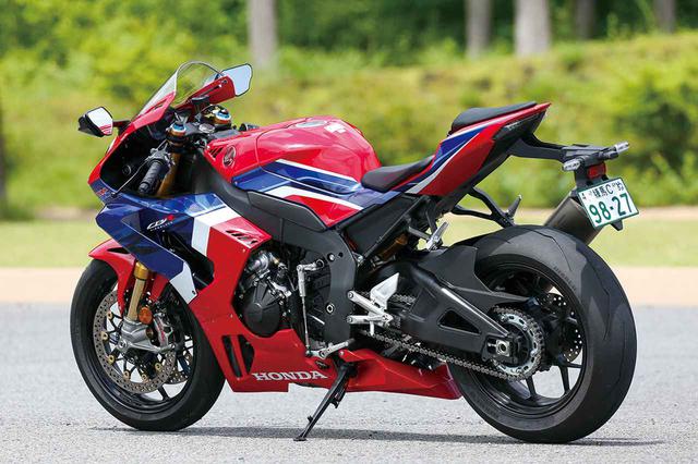 画像: ライダーが伏せたときのことを考え、タンク上面を従来型より45㎜下げるなど、随所に工夫が施されている。