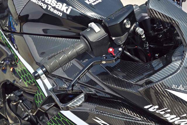 画像: 調整可能なブレーキレバーはスナイパーブランドのもの。カーボン製のブレーキレバーガードがレーシングイメージを高める。