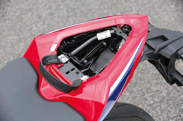 画像: もともとテールカウルが小さいので収納スペースはさすがに小さいが、それでもETC車載器ぐらいは収められそうだ。