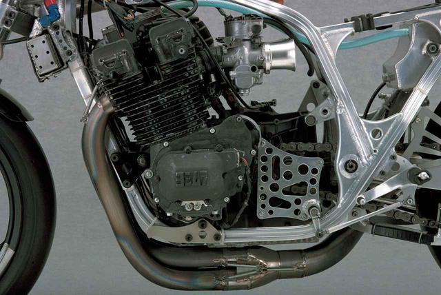 画像: エンジンは1000㏄までというTT-F1規則によってGSX1000Sカタナがベースだ。このGSX4バルブを使って2年目。「上のパワーはあったけれどエンジンが重かった」と浅川さん。鈴鹿はこの年から高速すぎる最終コーナーにシケインを設けた。「シケインができてから83年型は低中速での立ち上がり性能を重視した。それでも耐久用で150㎰。スプリント用なら160㎰は出る!」と当時オヤジさんは言っていた。カムは鈴鹿専用。なお、このマシンはスターターやヘッドライトが外されたスプリント仕様となっているが、本体は8耐に仕様された車両である。