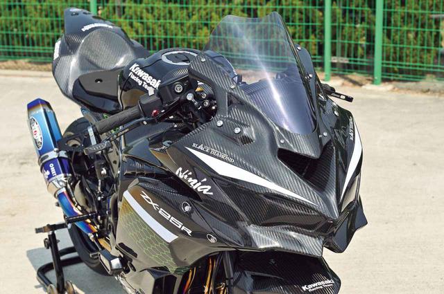 画像: レーシングフルカウルはA-TECHの綾織りドライカーボン「ブラックダイヤモンド」。シルエットはノーマルとなっている。