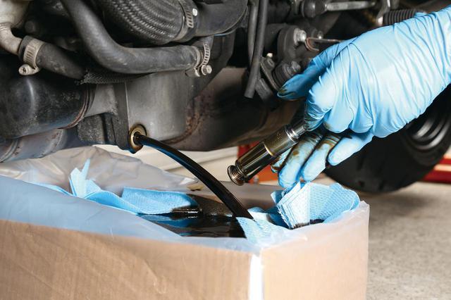 画像: 暖機運転後のエンジンオイルは高熱になっているので、やけどに注意。