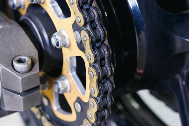 画像1: バイクのチェーンのメンテナンス方法と便利な用品を紹介! 必要な道具と手順が分かれば自分で簡単に清掃・注油はできる!
