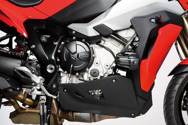 画像: 現行のS1000RR用をベースに開発された水冷並列4気筒エンジンは、単体重量も従来モデルより5㎏軽量化。中低速重視のパワー特性のために、RRでは採用された可変バルブ機構のシフトカムは採用されていないが、それでも最高出力165PSという充分に強力なエンジンだ。さらに高速巡航での快適性をアップするために、ミッションは4~6速のギヤレシオを高速寄りに変更している。