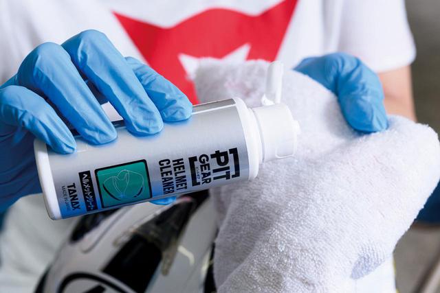 画像: ケミカル剤はタレや飛び散り防止のためウエスに付けてから拭くことが原則。白いウエスなら汚れや拭き残しも確認しやすい。