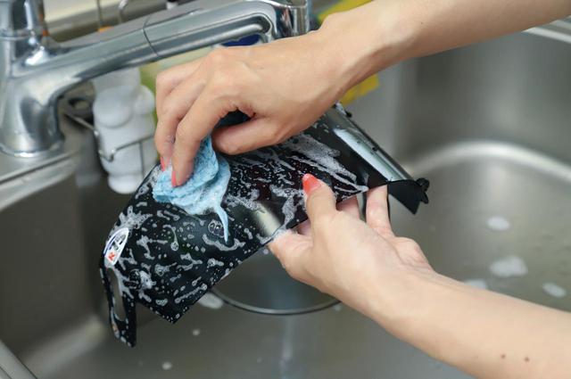 画像: シールドの汚れ落としは外して中性洗剤で丸洗いするのが手っ取り早くて効率もいい。洗った後は水滴を拭ってしっかり乾燥させる。