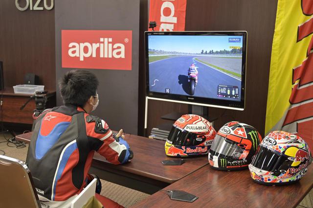 画像: ちなみに、競技台に載っているヘルメットは左からM・マルケス 選手、M・ビニャーレス 選手、中上貴晶 選手の本物のヘルメットです。