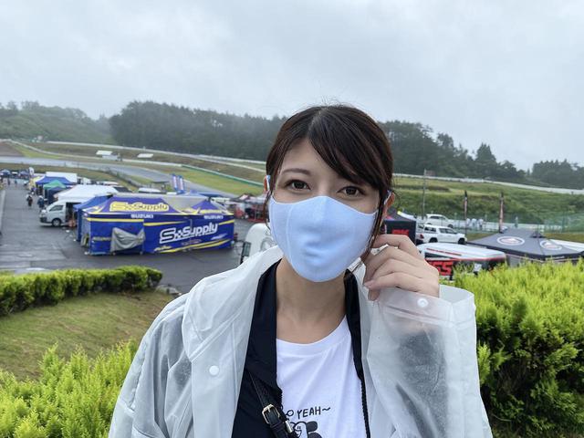 画像: 全日本ロードレースの取材で、さっそくシームレスマスクを試す大関さおりもペールブルー。