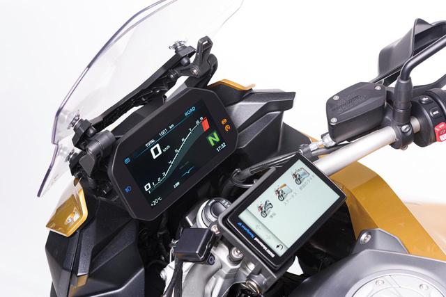 画像: 6.5インチという大きなサイズで優れた視認性も確保した、TFTフルカラー多機能液晶メーター。スポーツ走行向け表示など、盤面デザインを様々に選択可能。スマートフォンとBluetooth接続し、メーターとしての機能に加えてナビ、音楽、通話などの機能をメーター側で利用することもできる。手前に見えているのはオプションの専用ナビ。