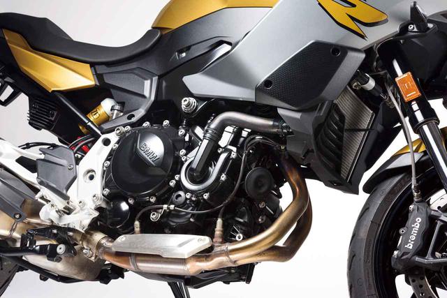 画像: 水冷並列2気筒エンジンは270度クランクを採用したF850GS用をベースに、排気量を853㏄から895㏄まで拡大するなど各部に改良を加えたもの。不等間隔爆発ならではの鼓動感はそのままに、最高出力は105㎰までパワーアップし、トルクバンドもよりワイドに。カウンターバランサーも備えていてスムーズなフィーリングで振動も少ない。
