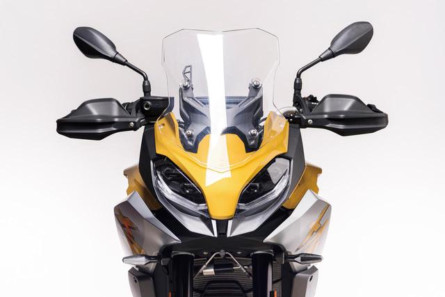 画像: 機能性の中にS1000XRとも共通したアグレッシブな雰囲気も漂わせた、デュアルヘッドライトが目立つフロントマスク。ハイービーム、ロービーム、アダプティブ・コーナリングライトが一体になったヘッドライトはフルLEDで、コンパクトなウインカーもLEDだ。