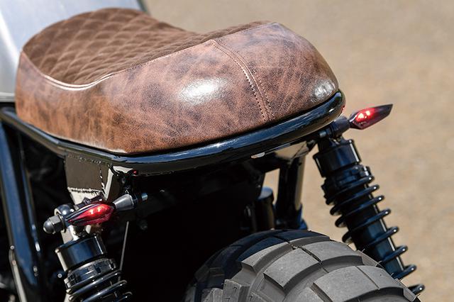 画像: デザートスタイルと言えるシートは、車両オーナーがデザインした上でワンオフ製作。この下に電装類が収められている。テールライトはここに見えるテールフレームに、この車両のメーターのように複数のスポットLEDをセットし、レッドドットが光る構成だ。