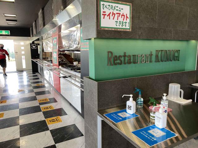 画像: 店内にはアルコール消毒液と除菌加湿器が設置されているほか、接客カウンターには飛沫感染防止対策のビニールシートが設置されていました。