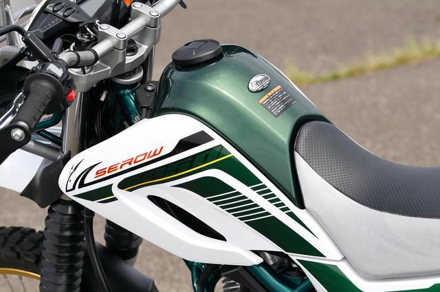 画像: ボディカラーの白×緑、もうひとつの白×赤は、実は初代モデルをオマージュしたもの。タンク側面のセローロゴにはカモシカグラフィックつき、タンク上面にはファイナルエディションエンブレムを装着している。