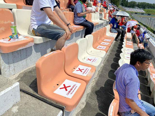 画像: 背もたれの付いたシートは3つの座席を挟んで座るように指示されています。