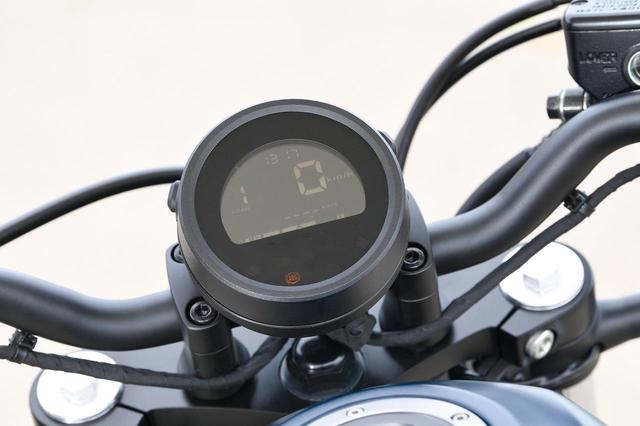画像: 丸型一灯のシンプルなメーターもレブルっぽい。白文字の反転液晶メーターで、ギアポジションインジケーターやオド&ツイントリップ、瞬間&平均燃費も表示する。