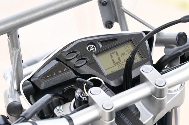 画像: 今どきのモデルには見られない、グリーンバックの小型液晶によるメーター。タコメーターやギアポジション、燃費表示はなし、時計下の表示はオド&ツイントリップだ。