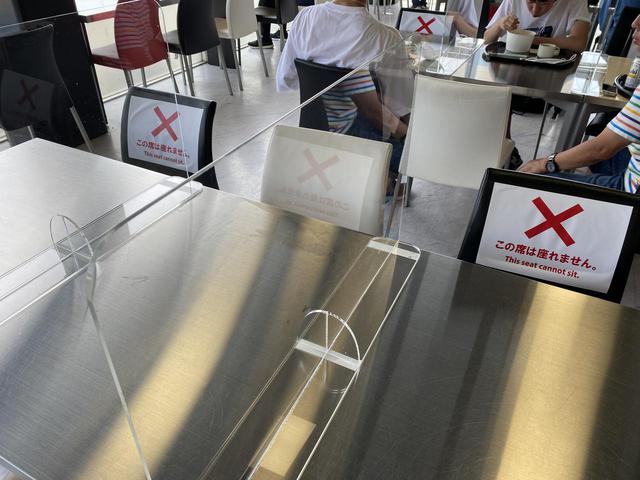 画像: 座席は一定の間隔で着席するよう印が貼られていました。