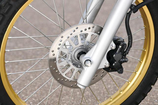画像: フロントはオフロードモデルらしく21インチを、ブレーキはφ245mmローターと異径2ピストンキャリパーを採用。ファイナルエディションは白×緑と白×赤のボディカラーで、ゴールドリムを標準装備。