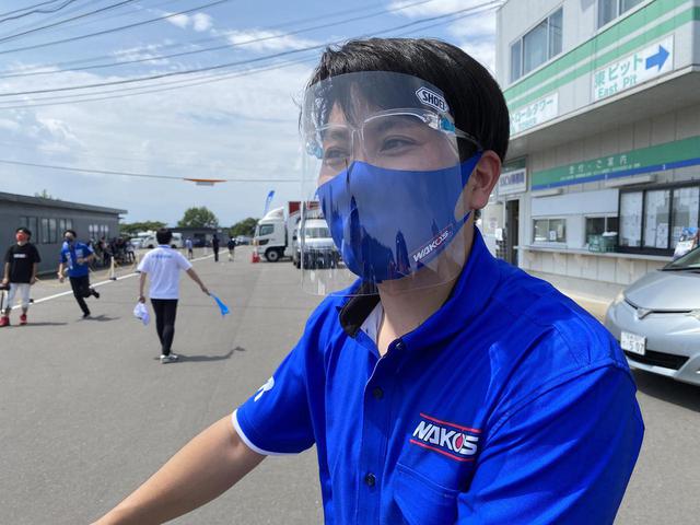 画像: 場内では3密回避が徹底され、パドック内ではマスクとフェイスシールドを組み合わせて使っている方も。
