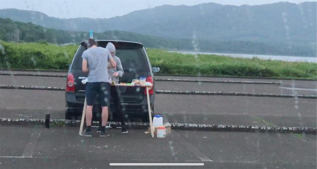 画像: 蚊の集団がキャンプ場一帯を覆い尽くしているのだ…。