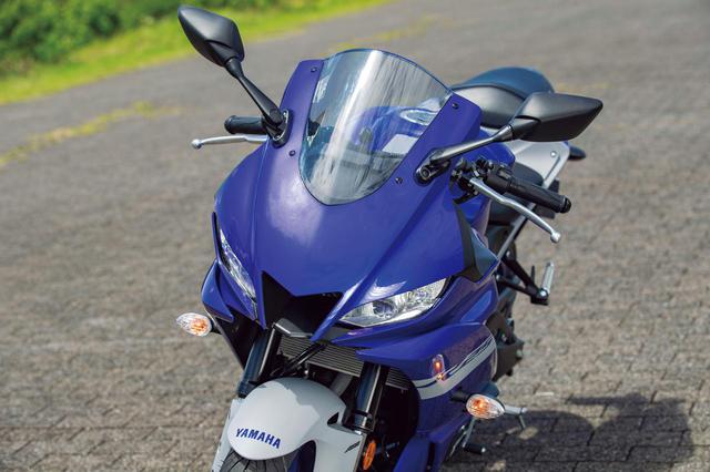 画像: 新型は2眼ヘッドランプにLEDを新採用。左右のランプ中央にはYZR-M1と彷彿させるセンターダクトを設定。