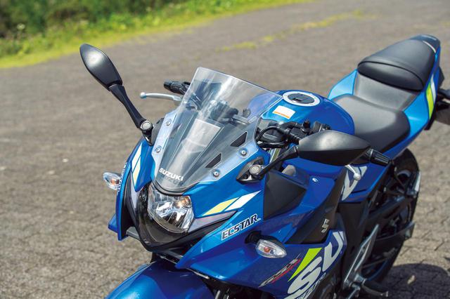 画像: 同社のGSX-Rシリーズを彷彿させるスポーティなデザイン。ヘッドライト左右には吸気口が配置される。