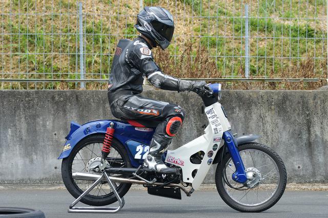 画像: シートはノーマル。ぎりぎり後ろ目に乗車して無理のない感じ。さすがに姿勢が美しい。
